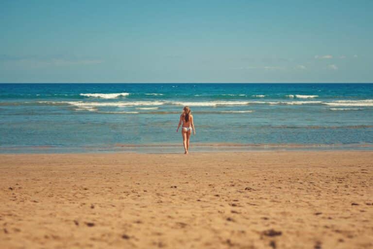 safe tropical places to travel alone